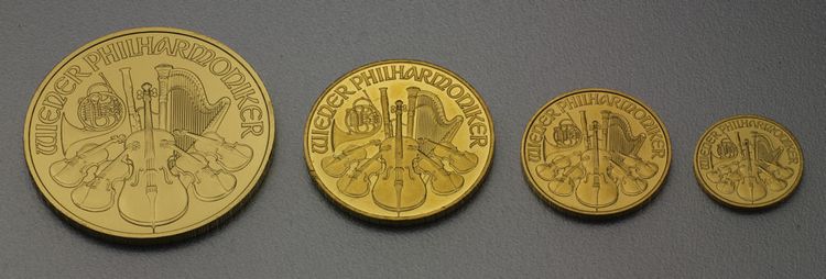 Philharmoniker Goldmünzen im Größenvergleich (1oz, 1/2oz, 1/4oz und 1/10oz)