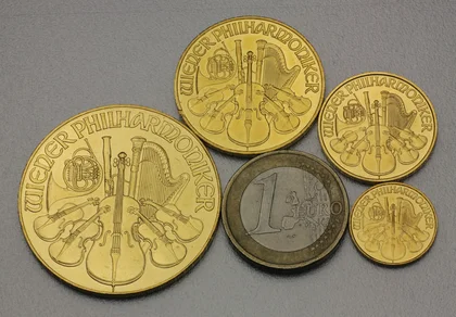 Gold Philharmoniker im Verlgeich zu einem 1 € Stück