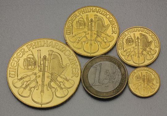 Gold Philharmoniker im Verlgeich zu einem 1 € Stück